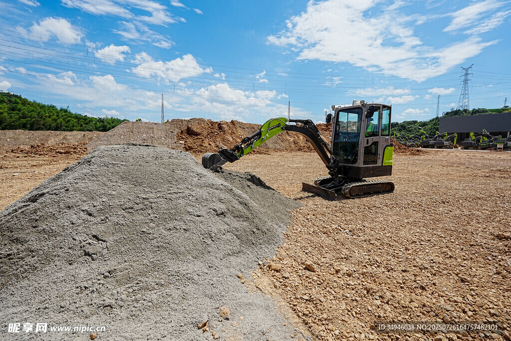 工地装载机作业场景