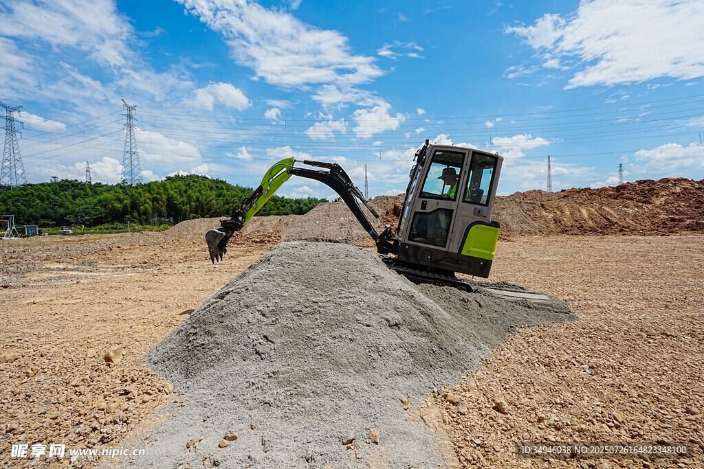 挖掘机作业于沙土场地