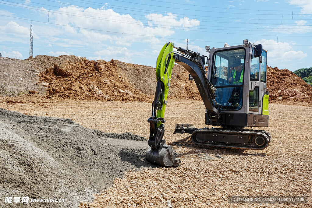 小型挖掘机作业现场