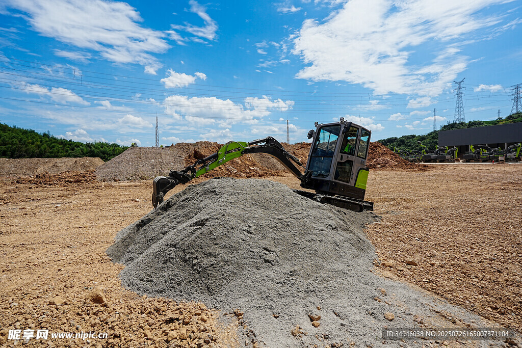 工地挖掘机与砂石场景