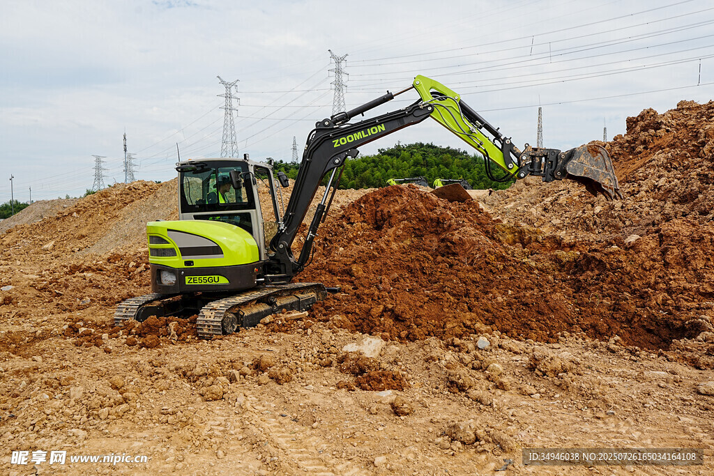 工地作业的绿色挖掘机