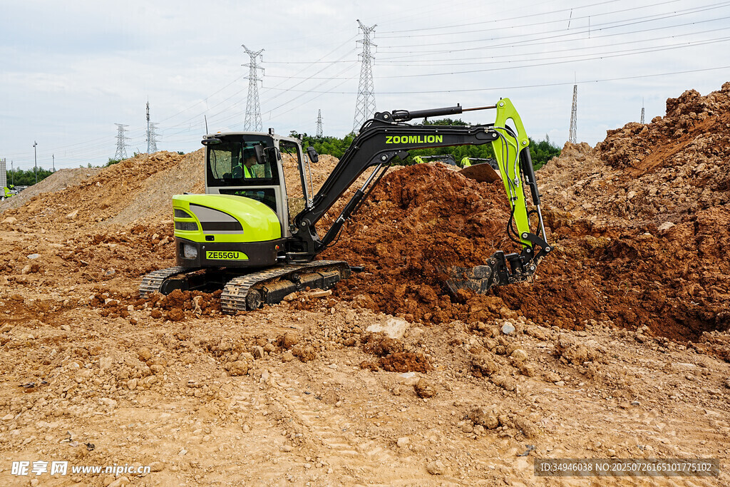 工地中的绿色挖掘机作业