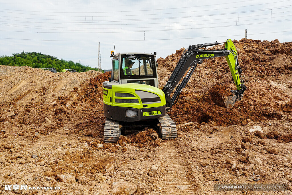 挖掘机在工地作业场景
