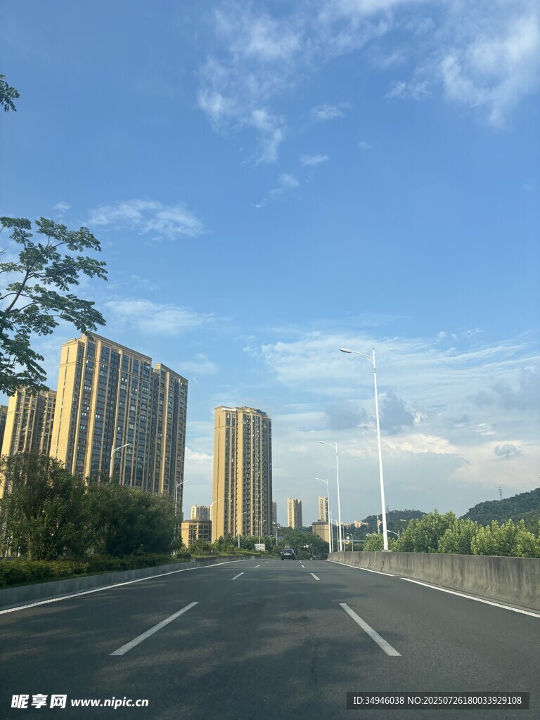宽阔公路旁的林立高楼