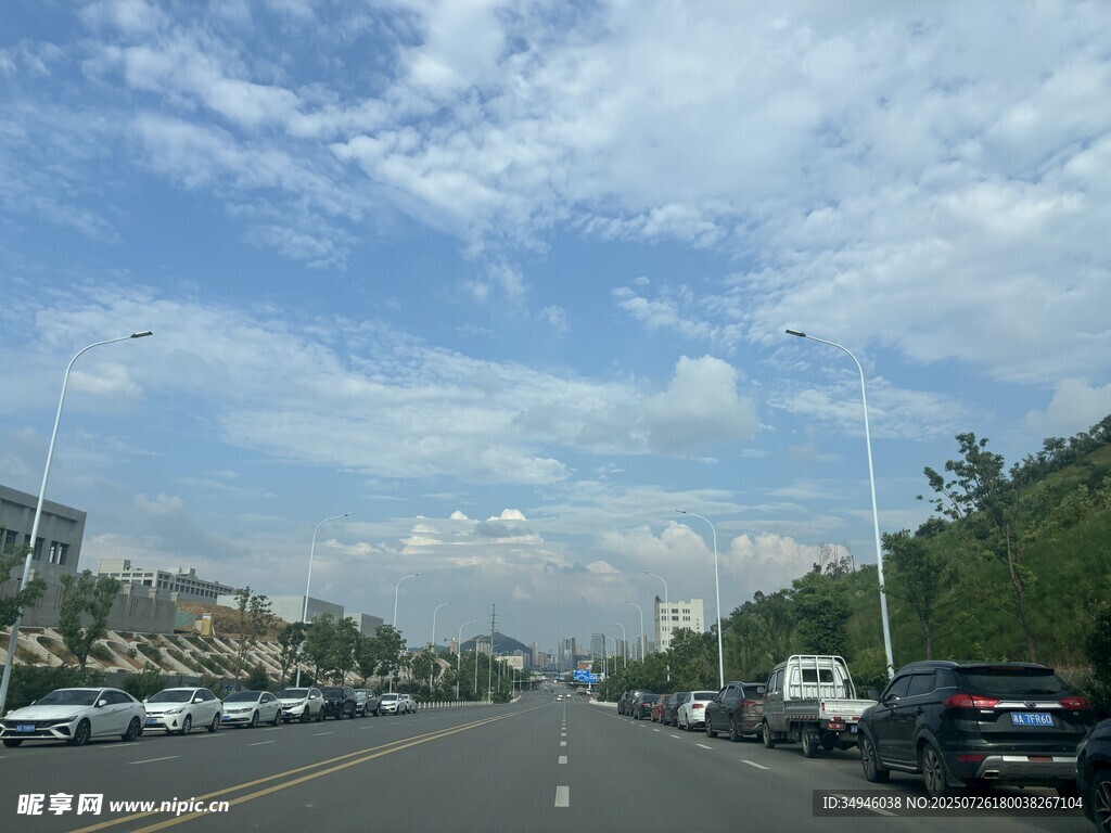 宽阔道路上的车辆与蓝天