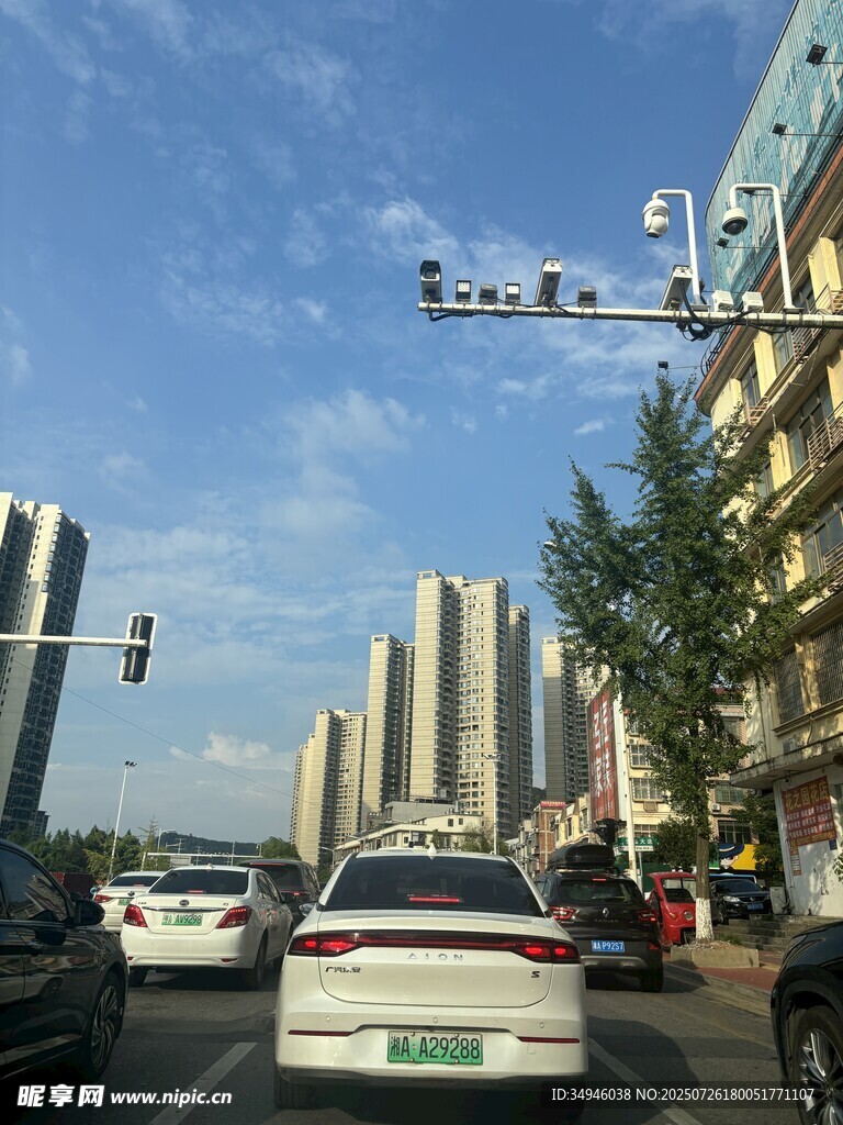 城市道路上的车辆与高楼