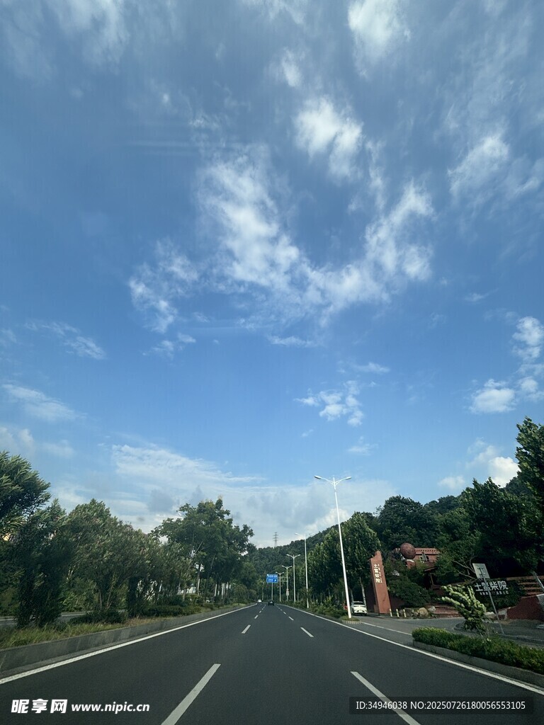 宽阔公路蓝天白云绿树