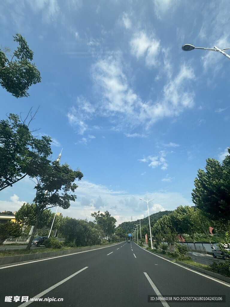 宽阔公路与蓝天白云绿树