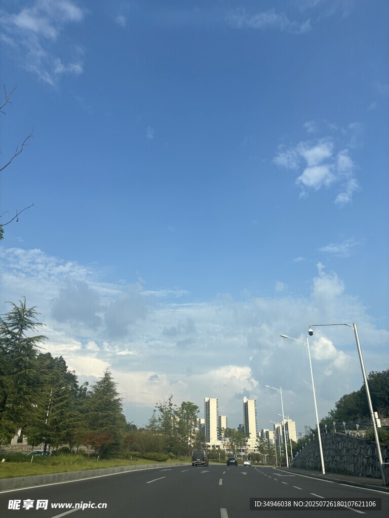 宽阔公路通向宏伟建筑