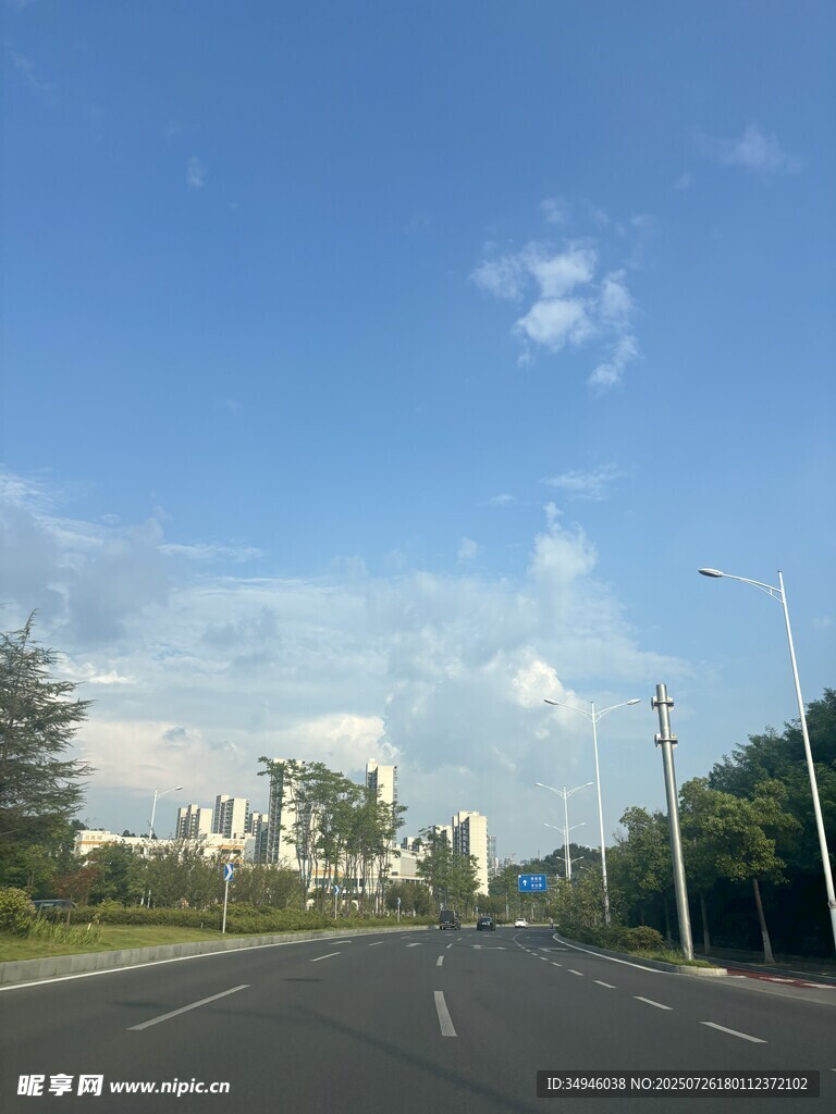 宽阔公路与蓝天白云景色