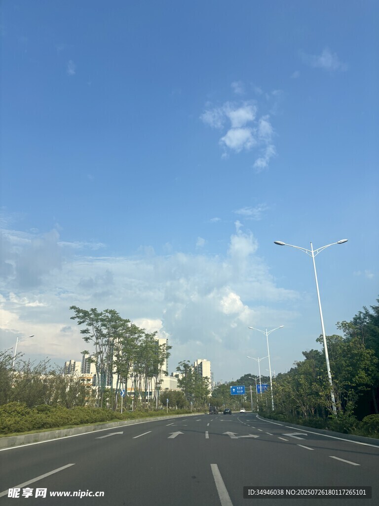 宽阔公路与蓝天绿树风景