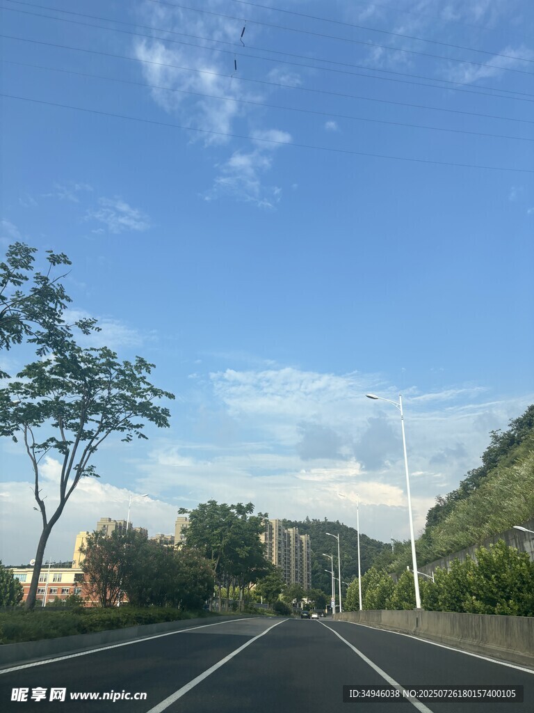 宽阔公路旁的清新风景