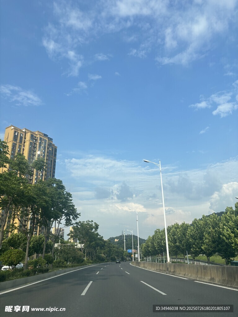 宽阔公路旁的城市风景