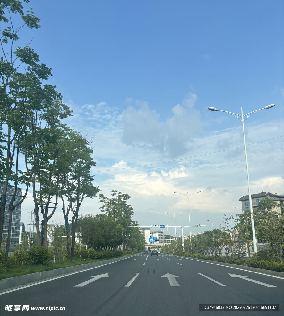 宽阔公路风景