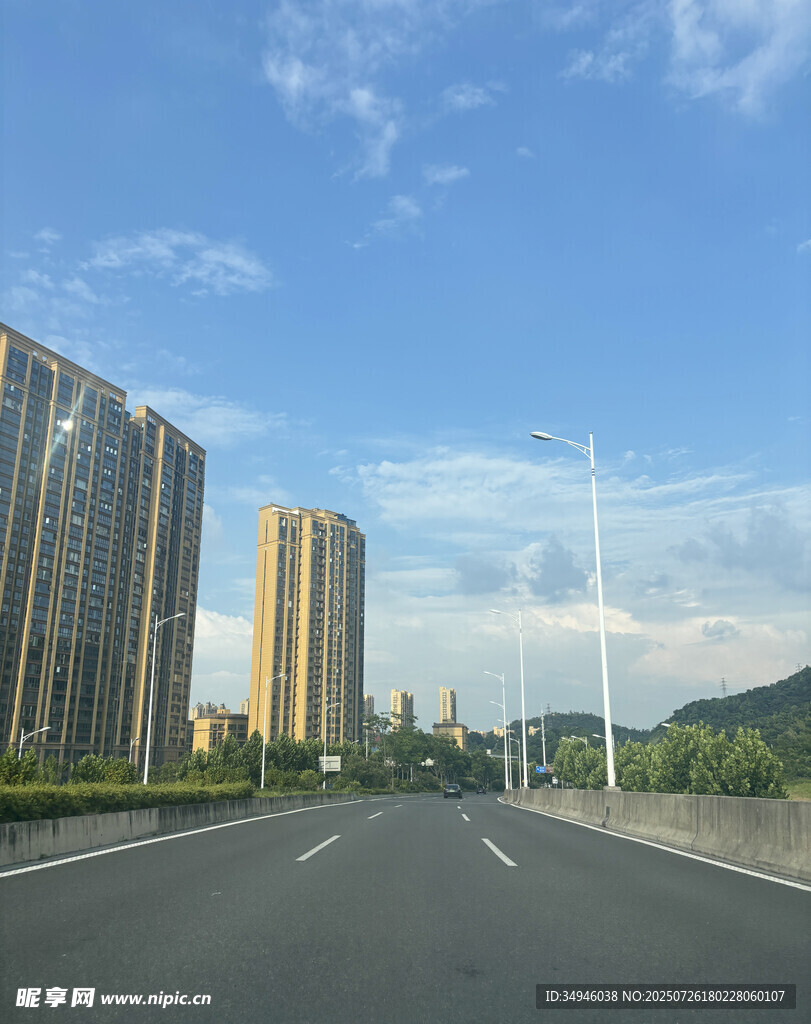 城市公路旁的高楼与蓝天
