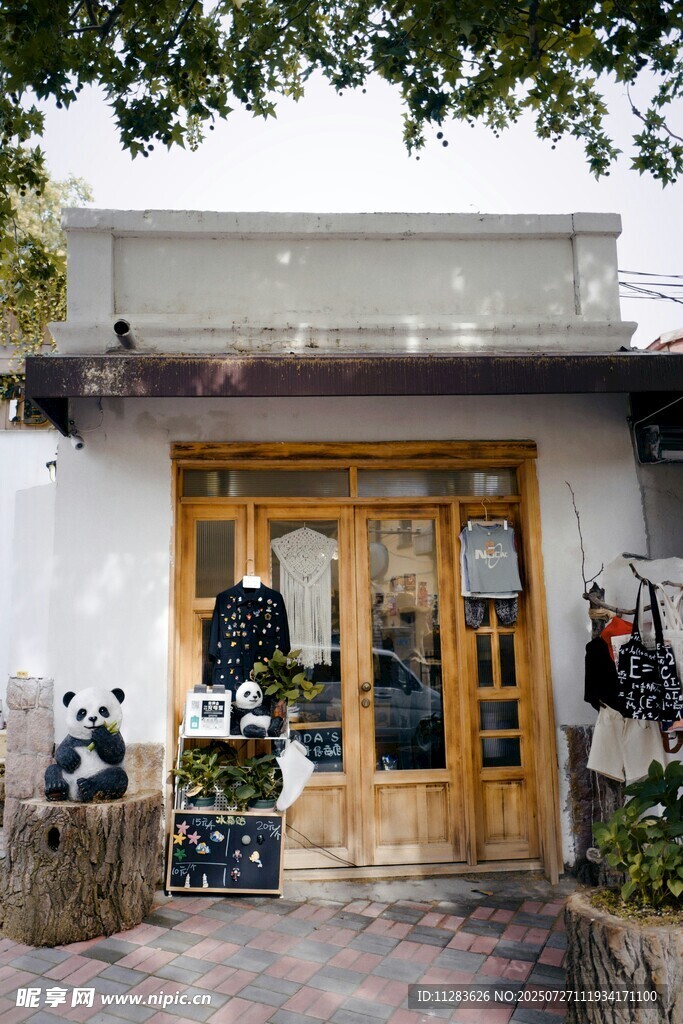 温馨街边小店外观