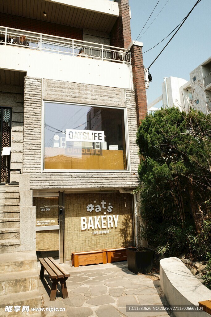 现代风格街边两层建筑
