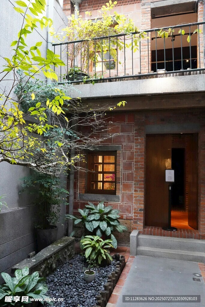 温馨庭院式建筑入口