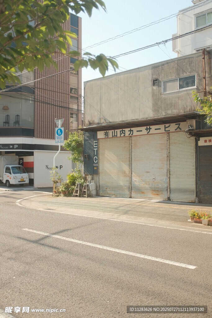 街道旁的老旧建筑
