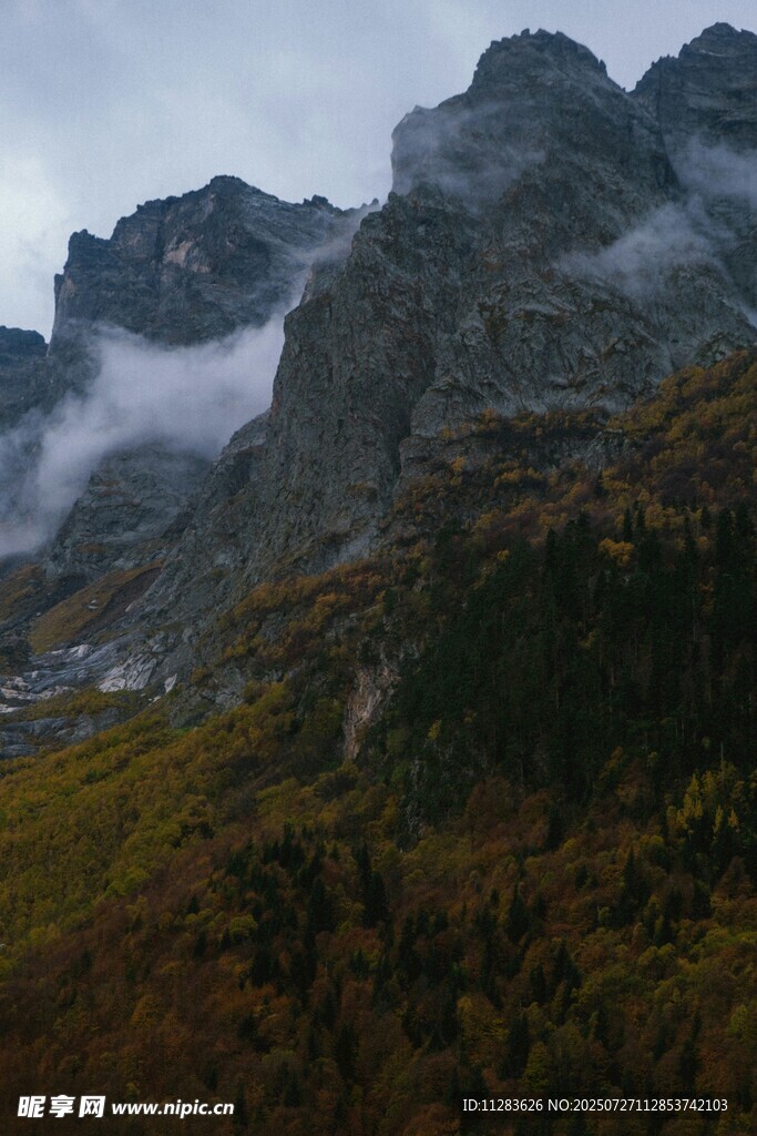 云雾缭绕的壮丽山景