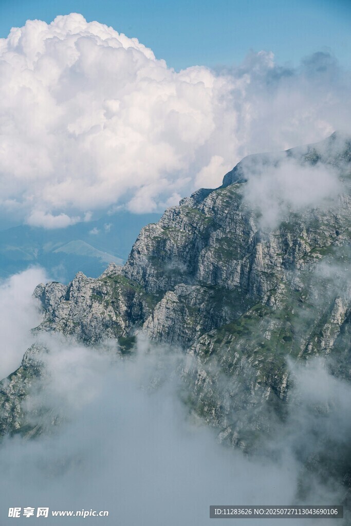 云雾缭绕的壮丽山景