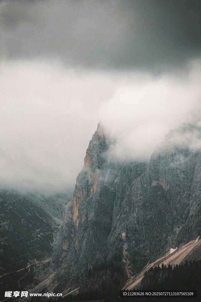 云雾缭绕的壮丽山峰