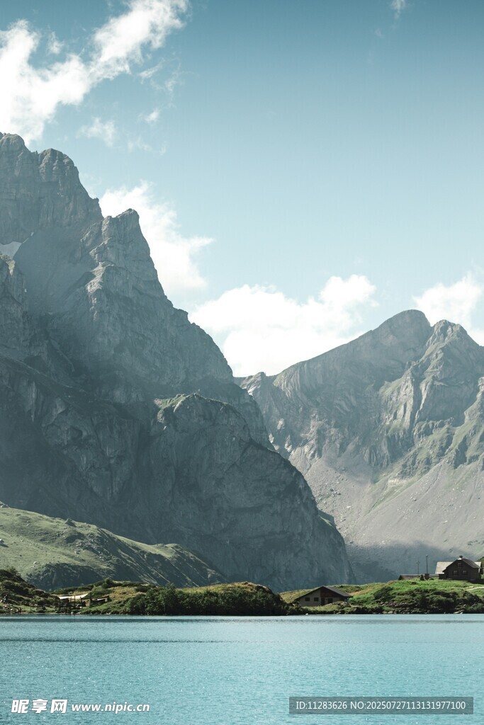 高山湖畔美景