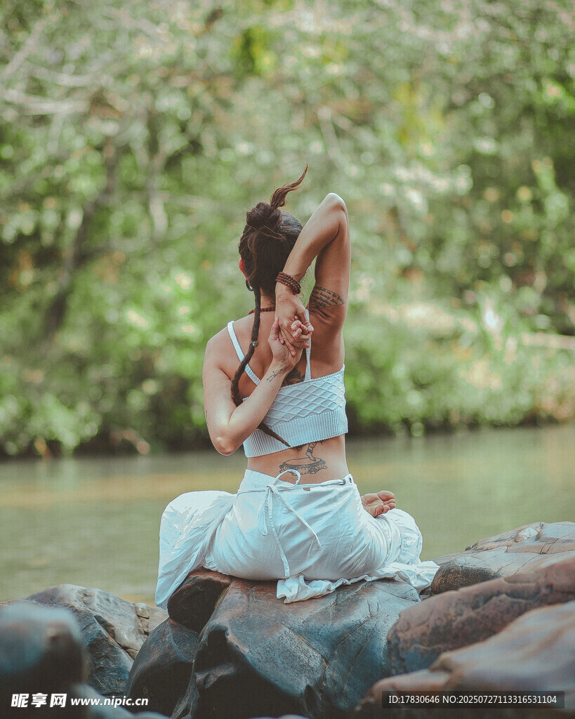 河畔瑜伽女子舒展身姿