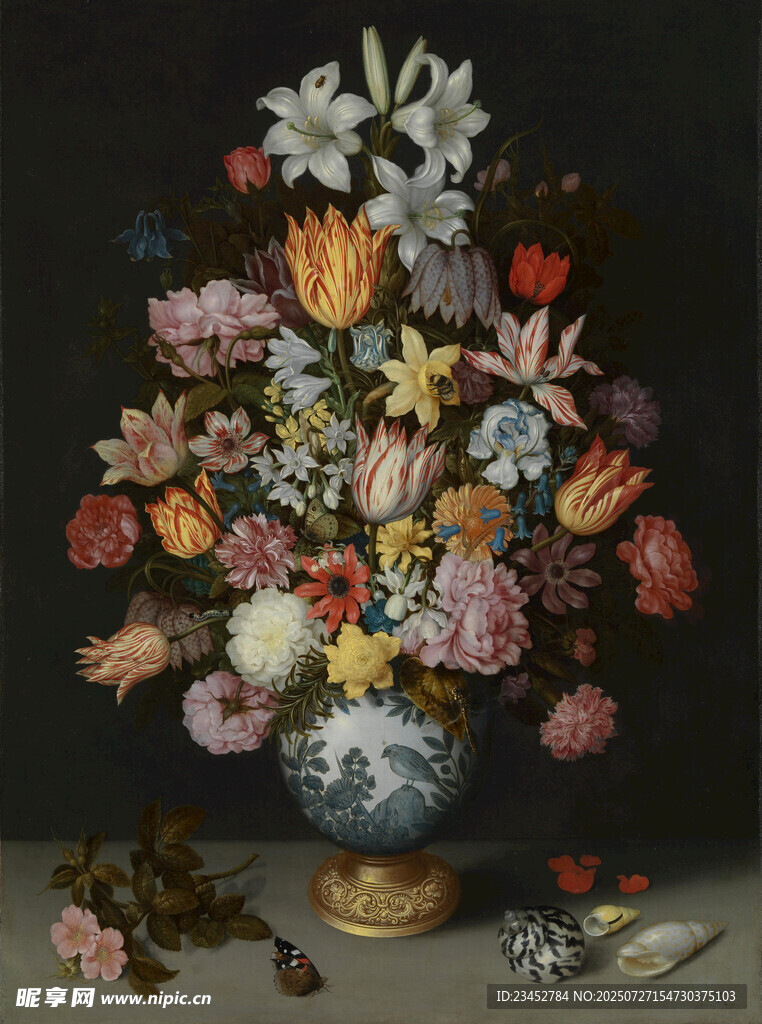 古典花瓶中的多彩花卉