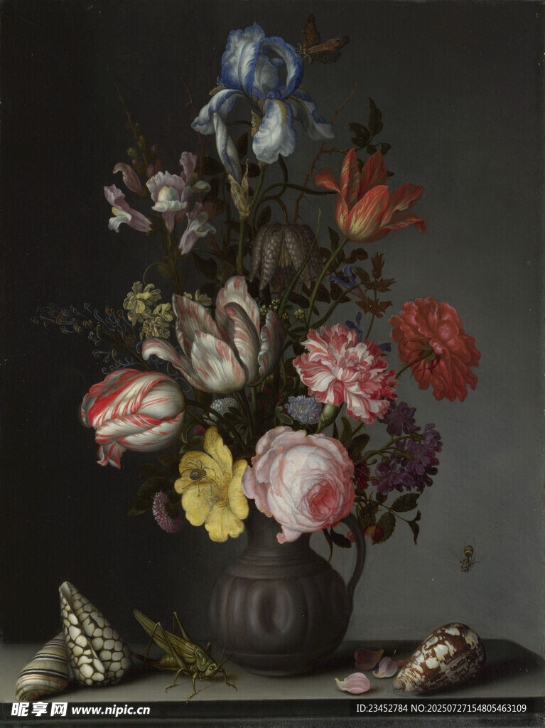 古典花瓶中的多彩花卉