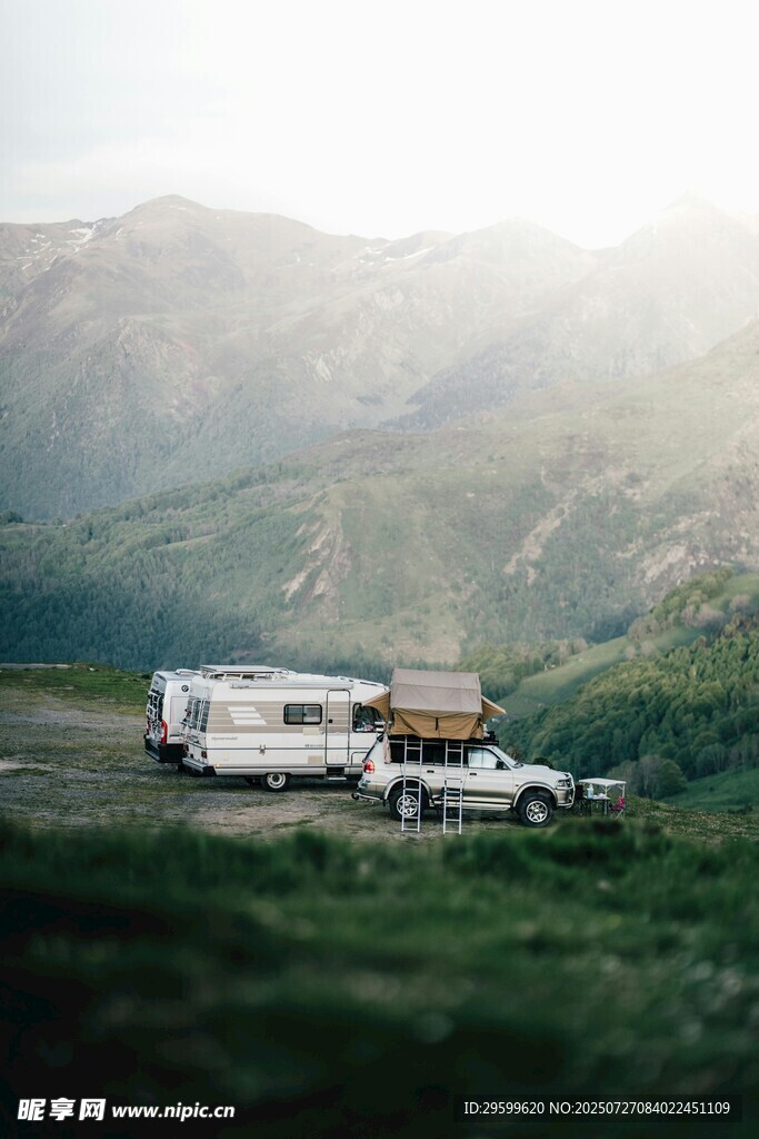 山间露营的房车与汽车