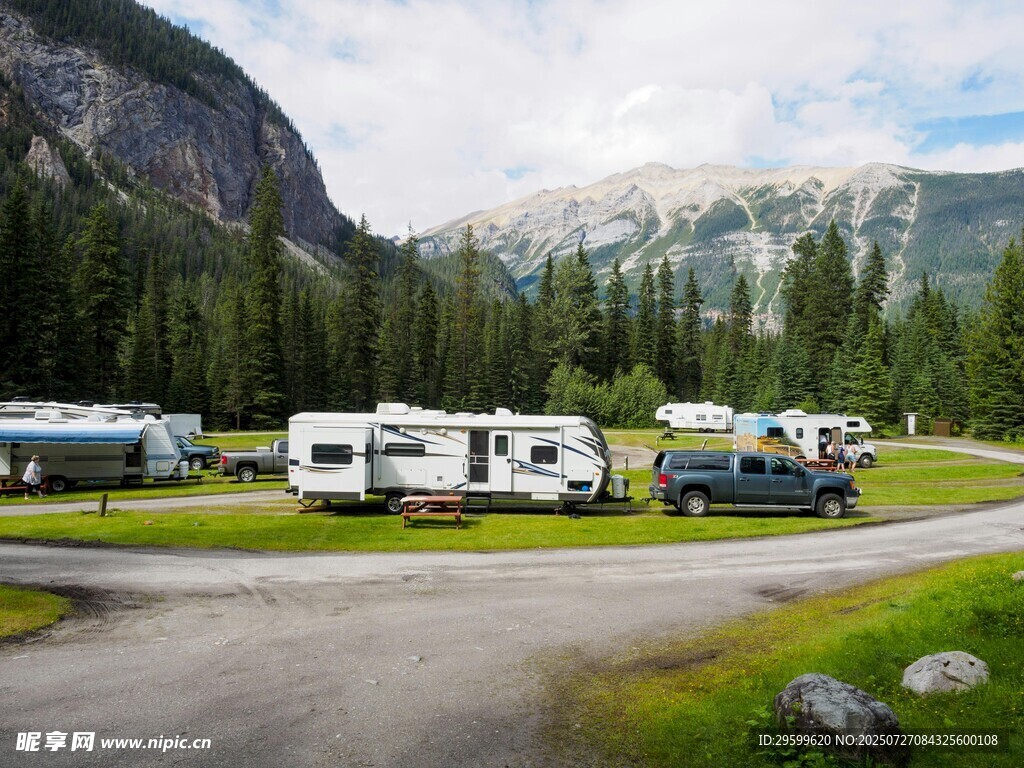 山间露营地的房车停放场景