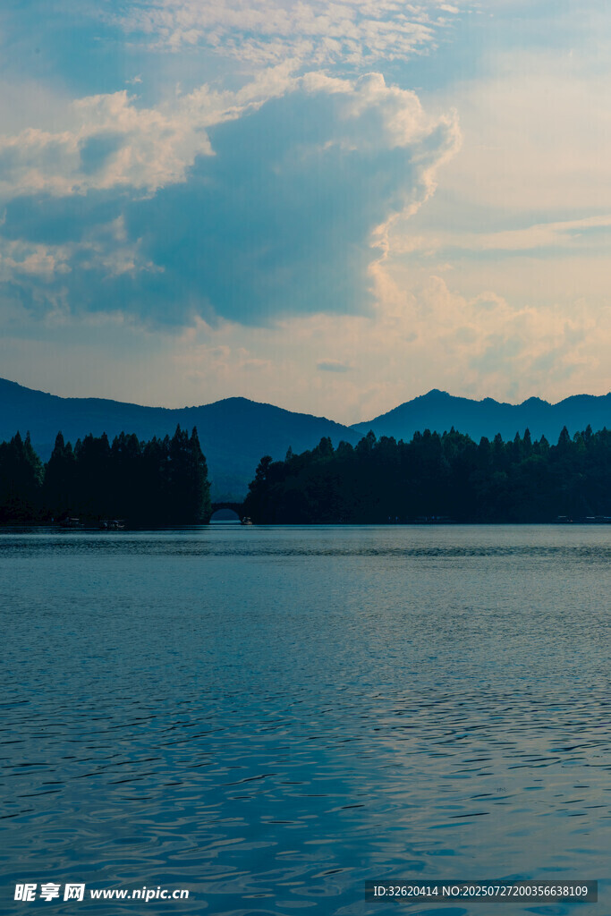 湖畔黄昏美景