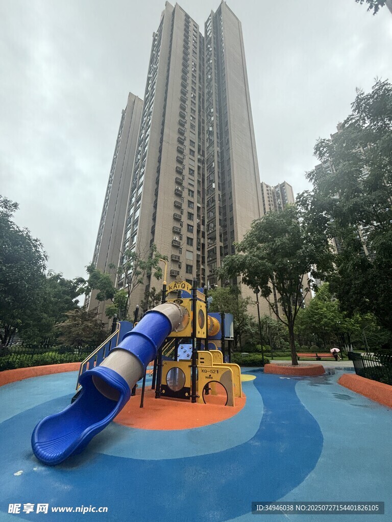 高楼旁的儿童户外游乐设施