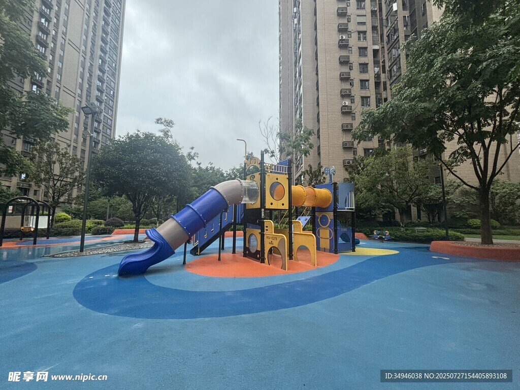 小区内的儿童游乐设施