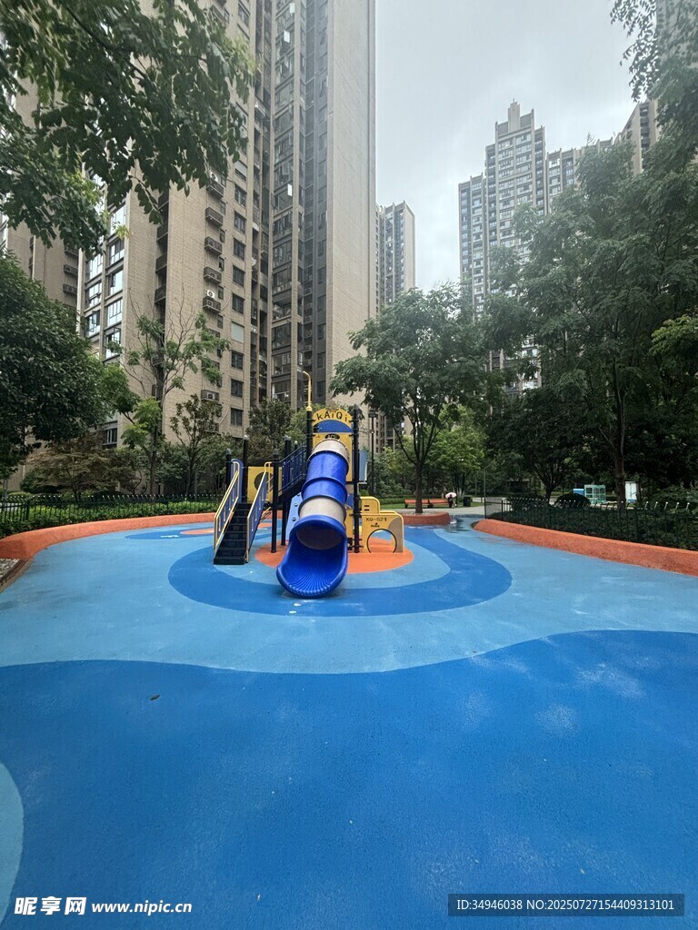 小区内的儿童游乐场地