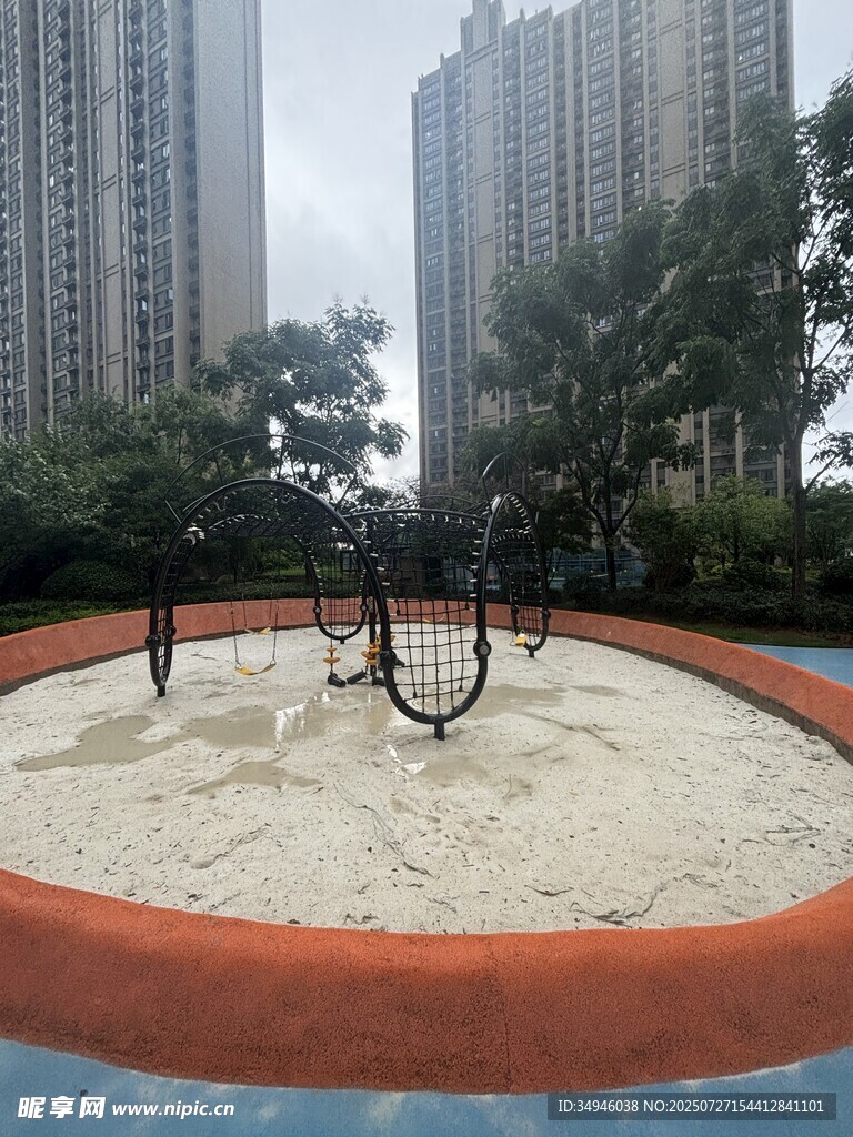 城市小区内的儿童沙坑区域