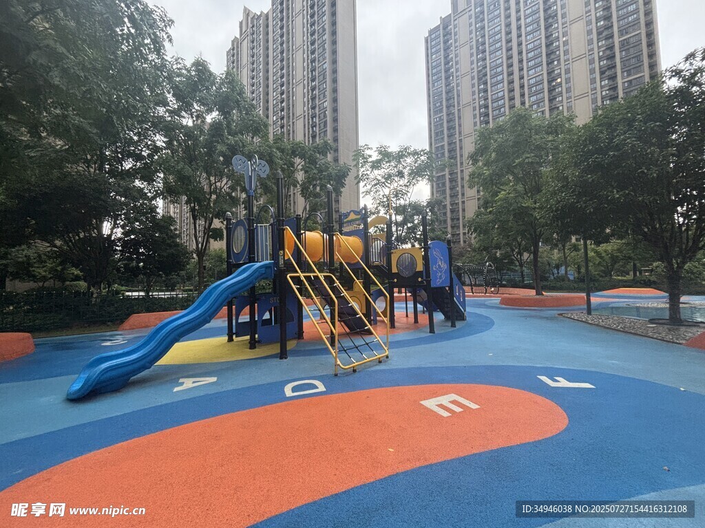 城市中的多彩儿童游乐场地