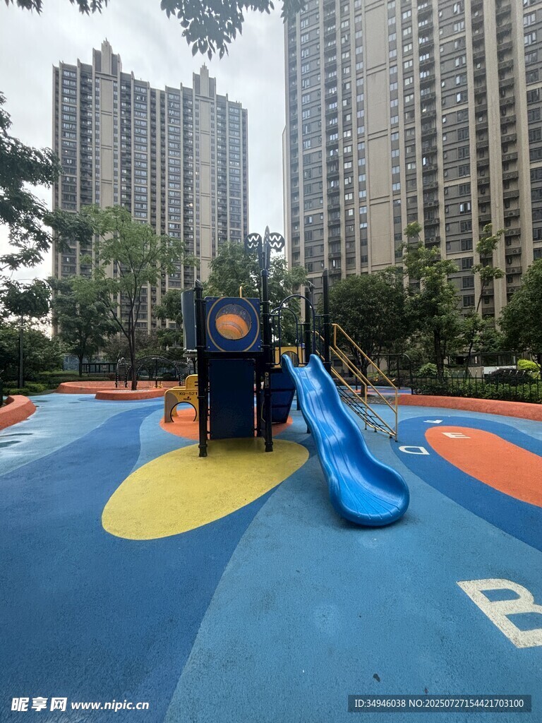 小区内的儿童游乐设施