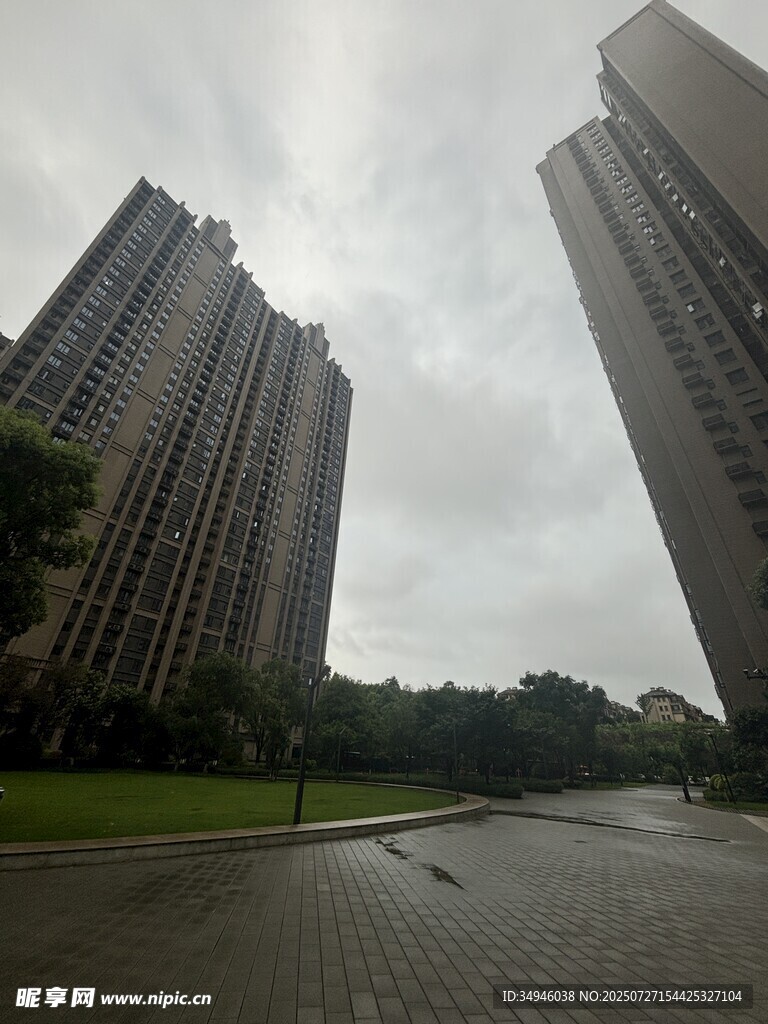 城市高楼与空旷道路景观