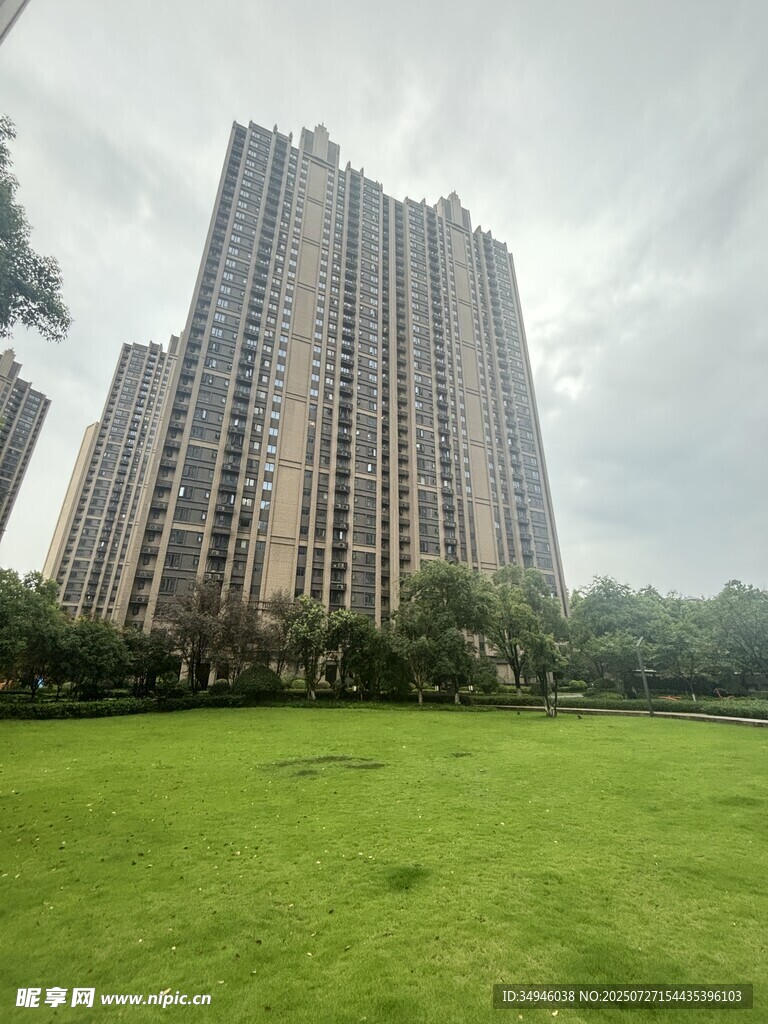 高楼前的翠绿草坪