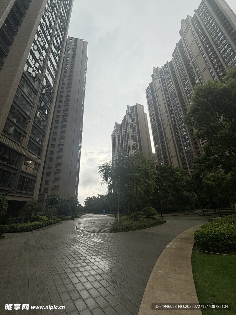 城市住宅区的宽阔道路