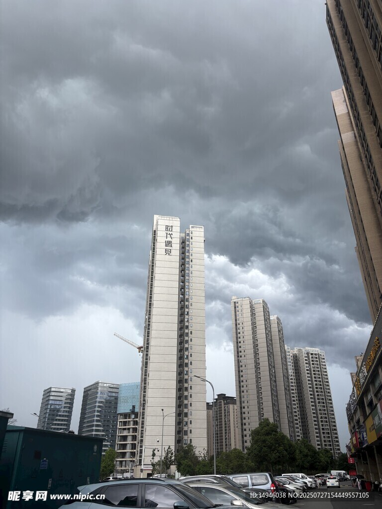 乌云下的城市高楼景观