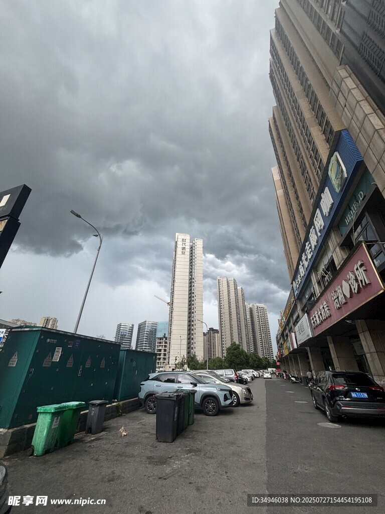 城市街道阴天景象