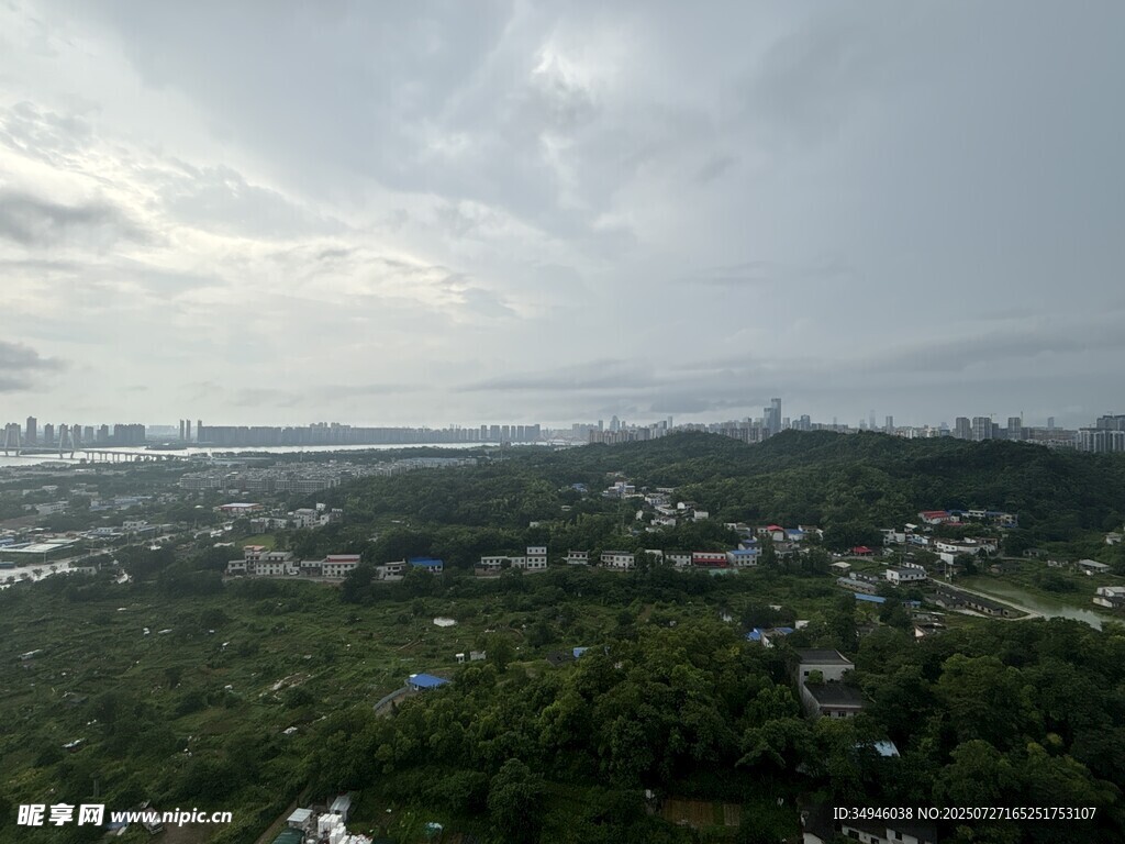 俯瞰绿树环绕的开阔景致