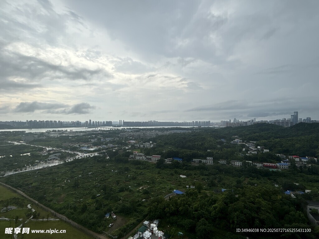 俯瞰城市与绿地景观