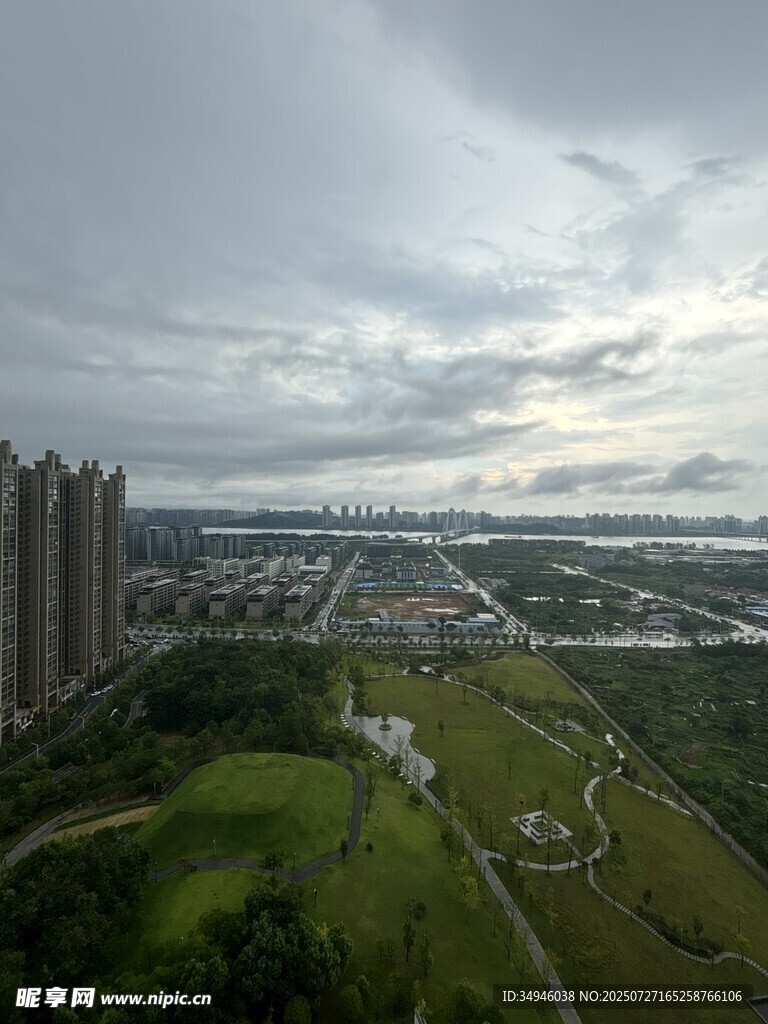 城市绿地与高楼景观