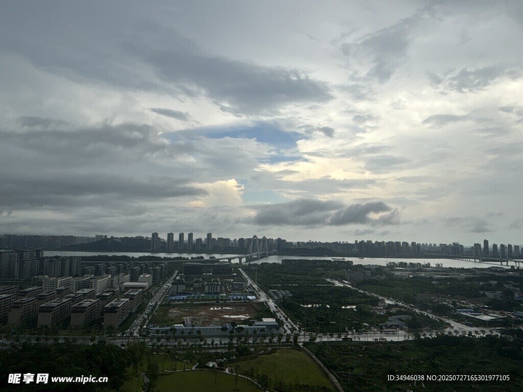 城市天际线与云层景观