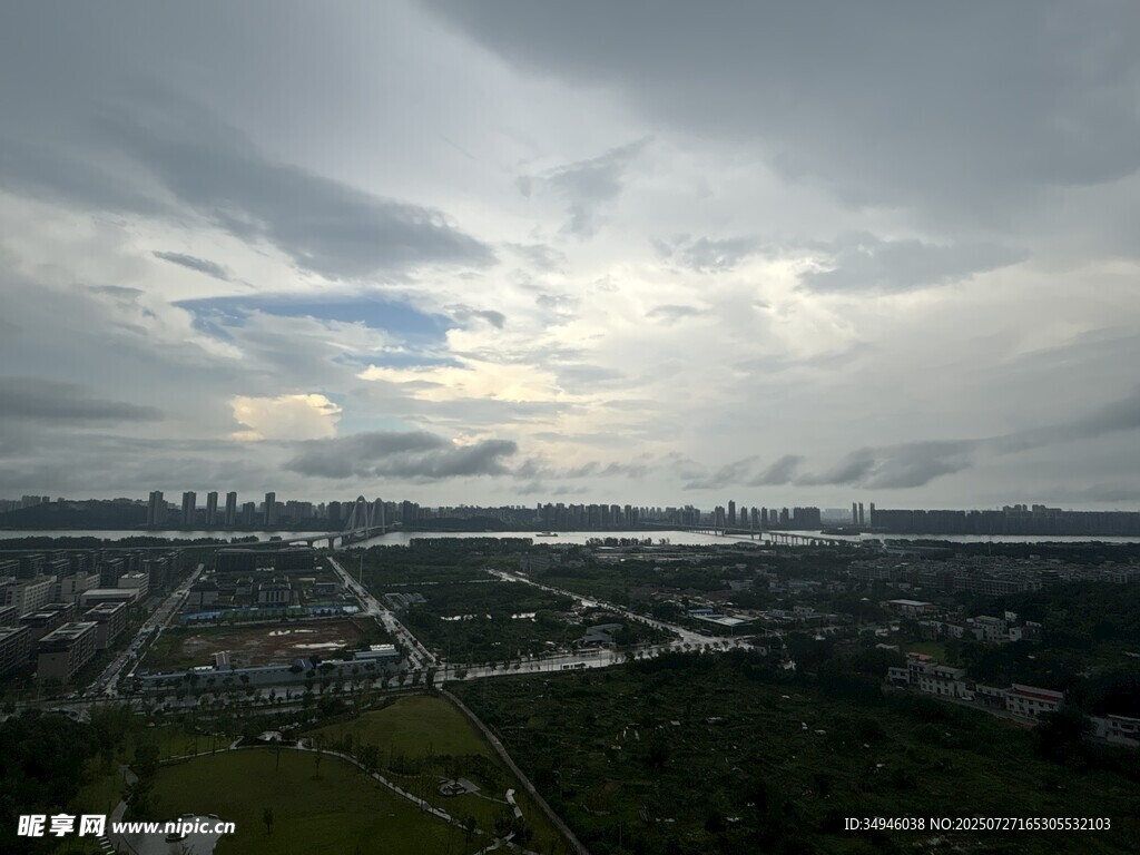 城市上空的阴沉云层景观