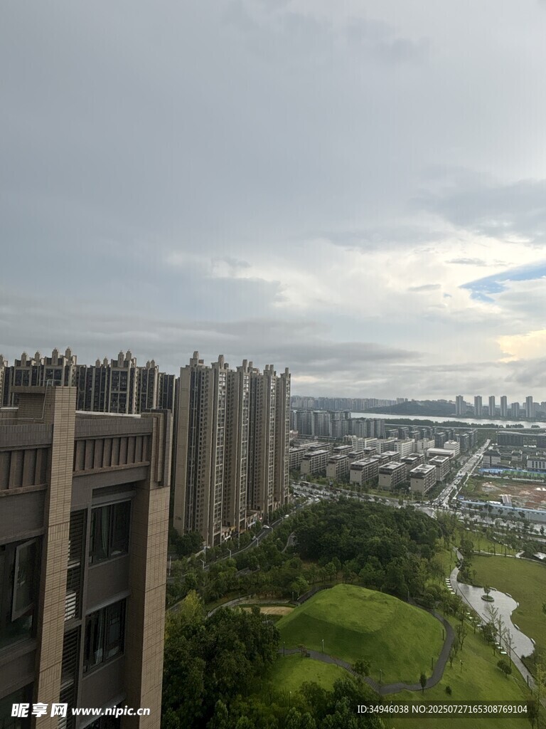 高层俯瞰城市景观与绿地